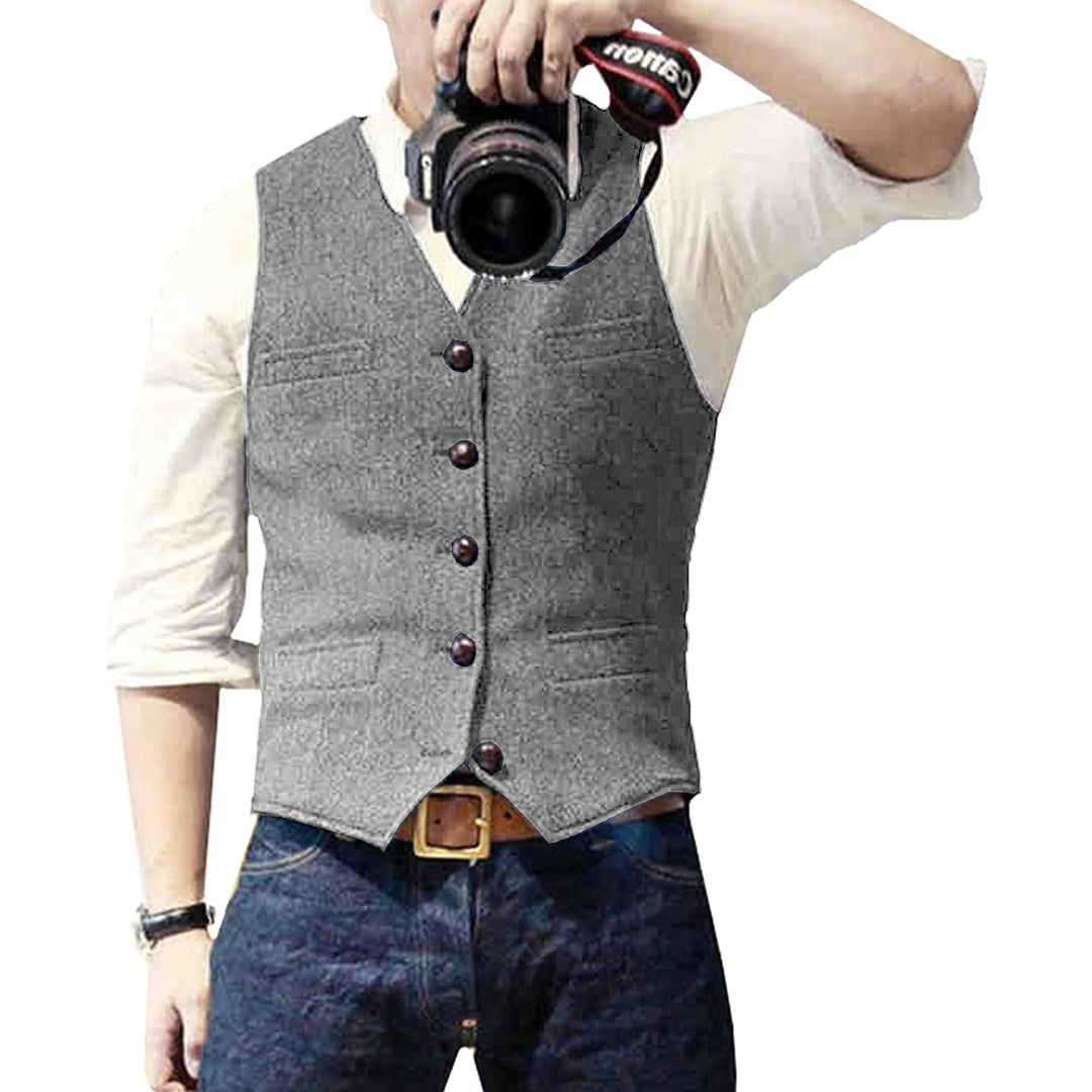 "Gilet de loisirs homme bleu ciel, élégant et confortable, en matière durable, parfait pour un look décontracté et stylé."