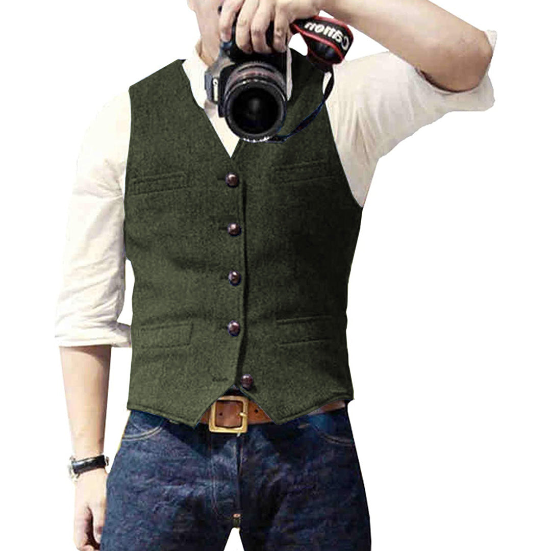 "Gilet de loisirs homme bleu ciel, élégant et confortable, en matière durable, parfait pour un look décontracté et stylé."