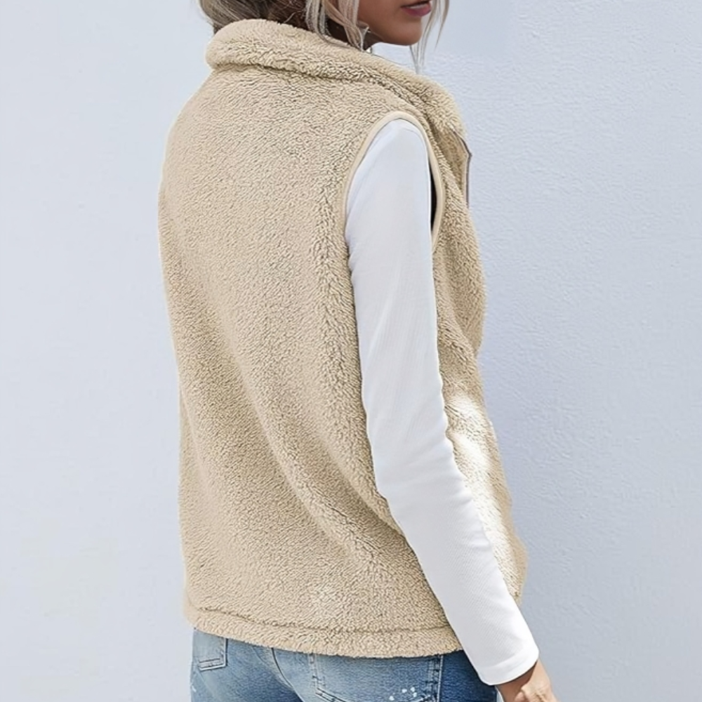 "Gilet en polaire zippé femme, doux et chaud, avec poches et fermeture éclair, idéal pour style décontracté ou sportif."