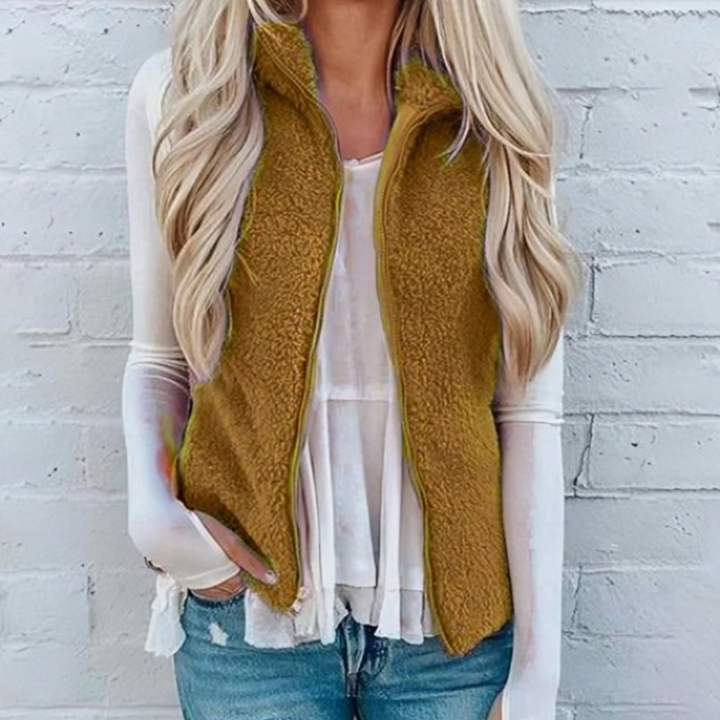 "Gilet en polaire zippé femme, doux et chaud, avec poches et fermeture éclair, idéal pour style décontracté ou sportif."