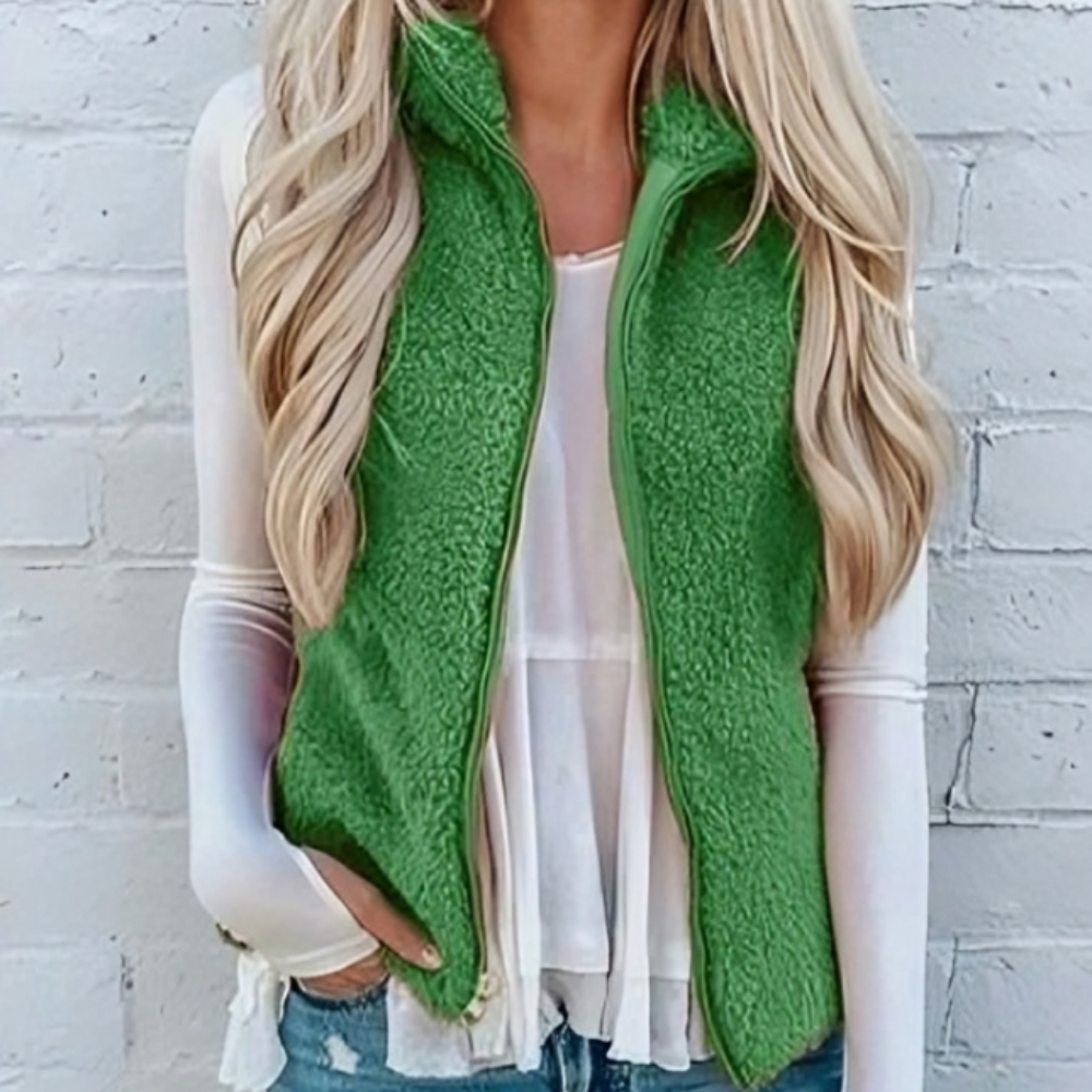 "Gilet en polaire zippé femme, doux et chaud, avec poches et fermeture éclair, idéal pour style décontracté ou sportif."