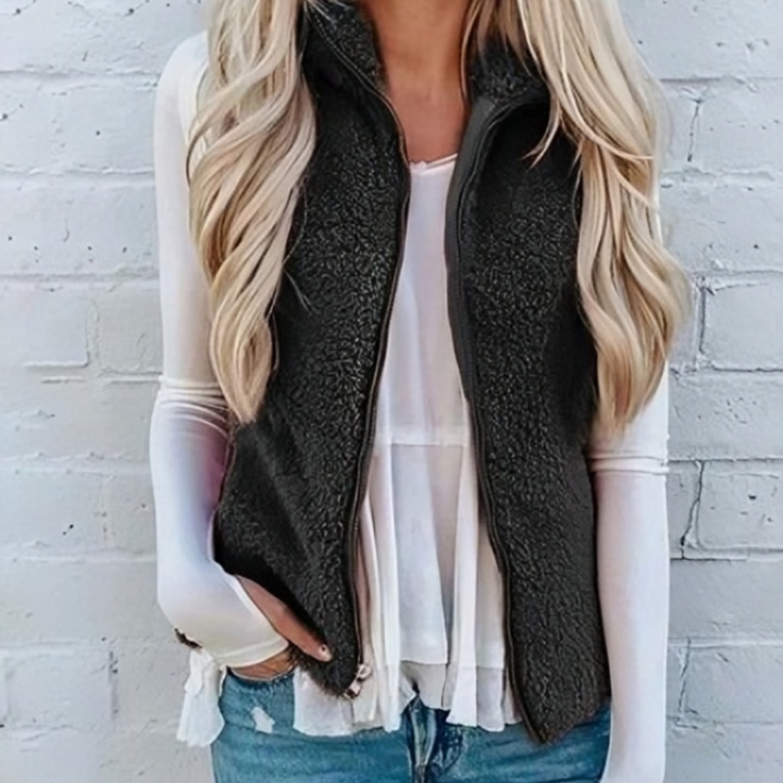 "Gilet en polaire zippé femme, doux et chaud, avec poches et fermeture éclair, idéal pour style décontracté ou sportif."