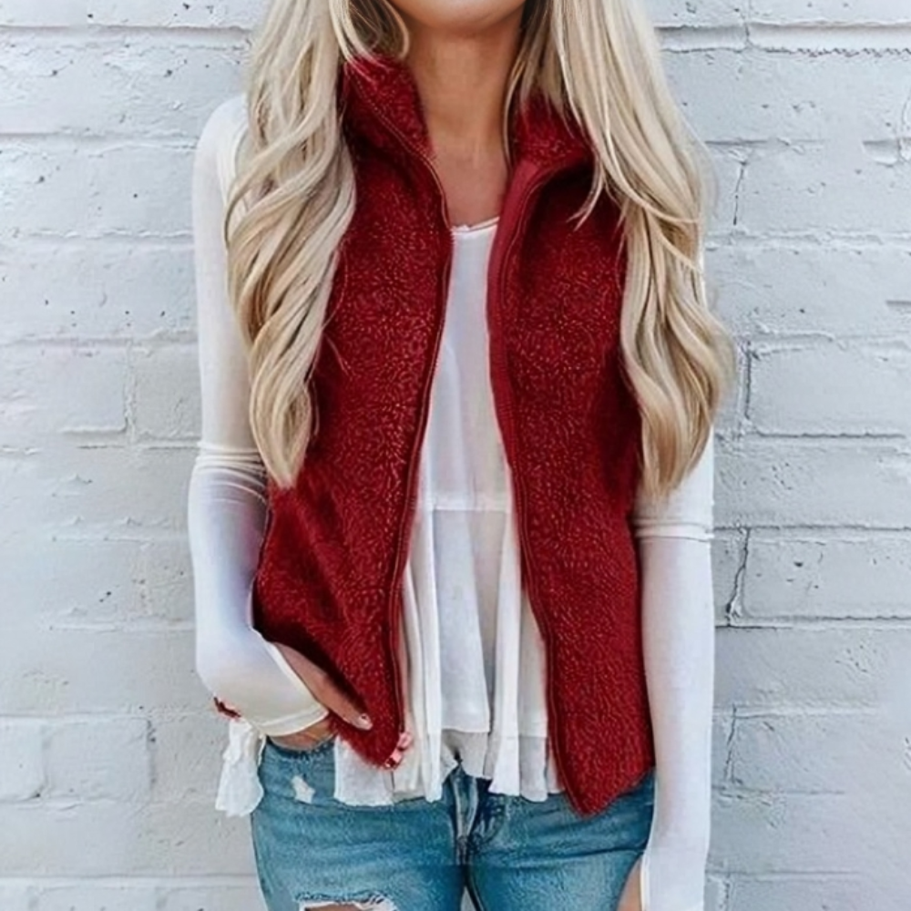 "Gilet en polaire zippé femme, doux et chaud, avec poches et fermeture éclair, idéal pour style décontracté ou sportif."