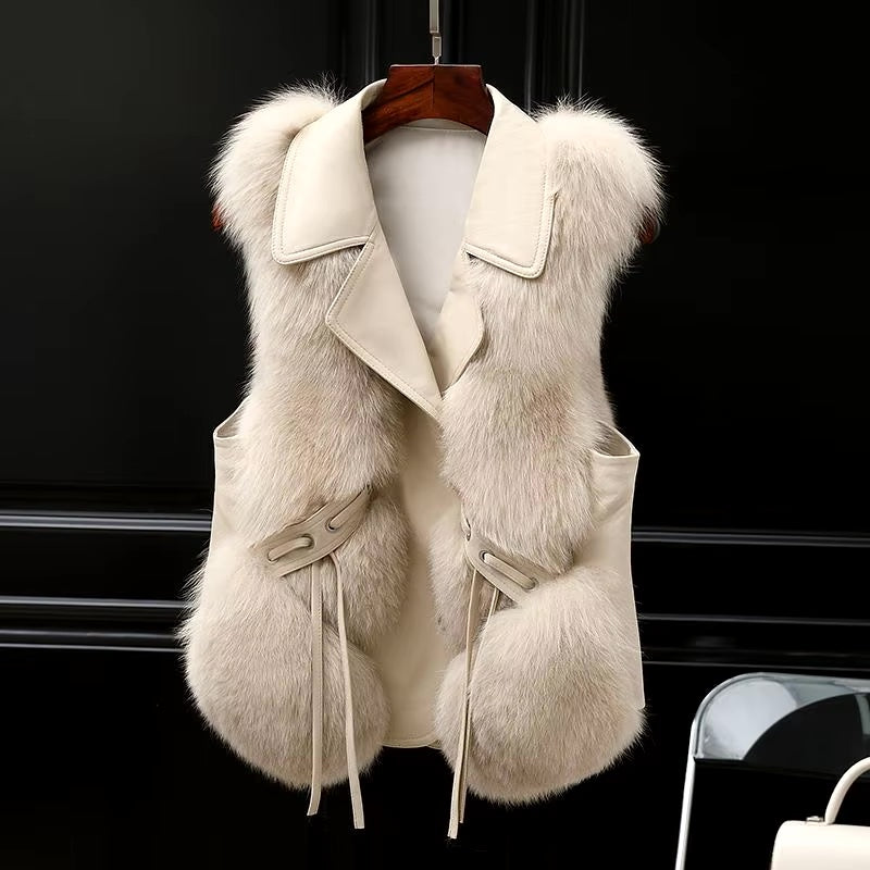 "Gilet femme fausse fourrure col oversize, look élégant et ajustable, idéal pour superposition et confort automnal."