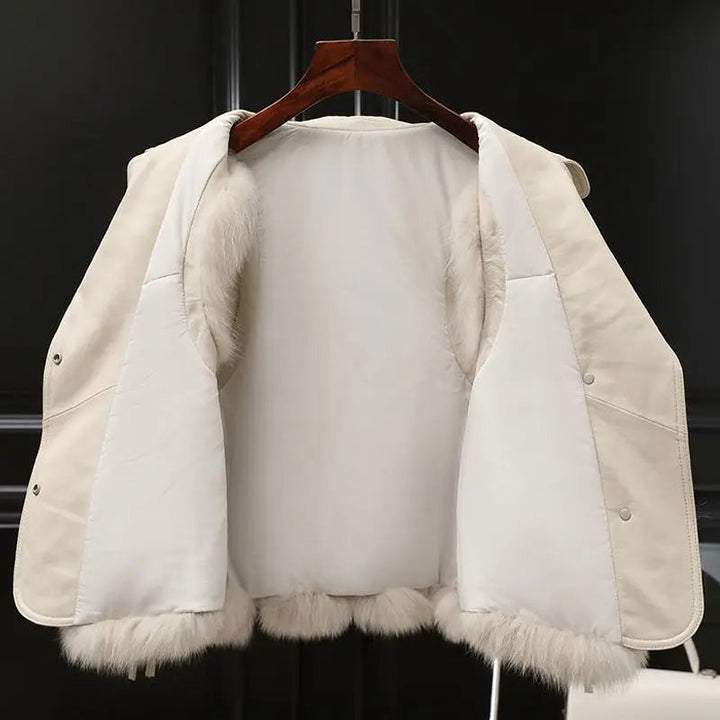 "Gilet femme fausse fourrure col oversize, look élégant et ajustable, idéal pour superposition et confort automnal."