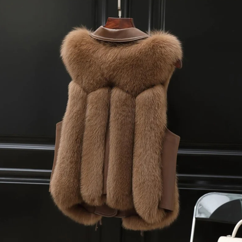 "Gilet femme fausse fourrure col oversize, look élégant et ajustable, idéal pour superposition et confort automnal."