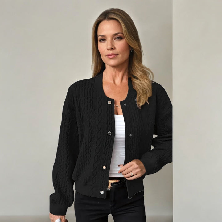 Gilet femme tricoté élégant et confortable, coupe moderne, couleur neutre, parfait pour toutes occasions, maille douce.