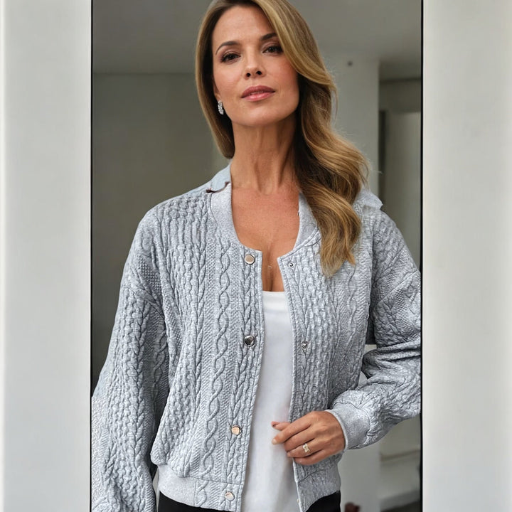 Gilet femme tricoté élégant et confortable, coupe moderne, couleur neutre, parfait pour toutes occasions, maille douce.