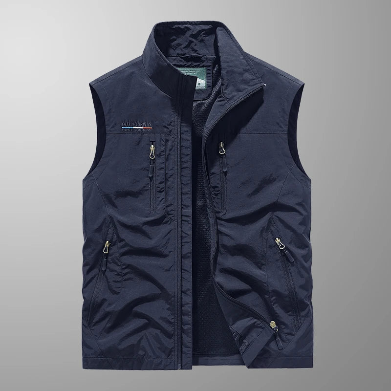 "Gilet homme multi-poches, léger et respirant, idéal pour la randonnée avec multiples compartiments, vue de face"