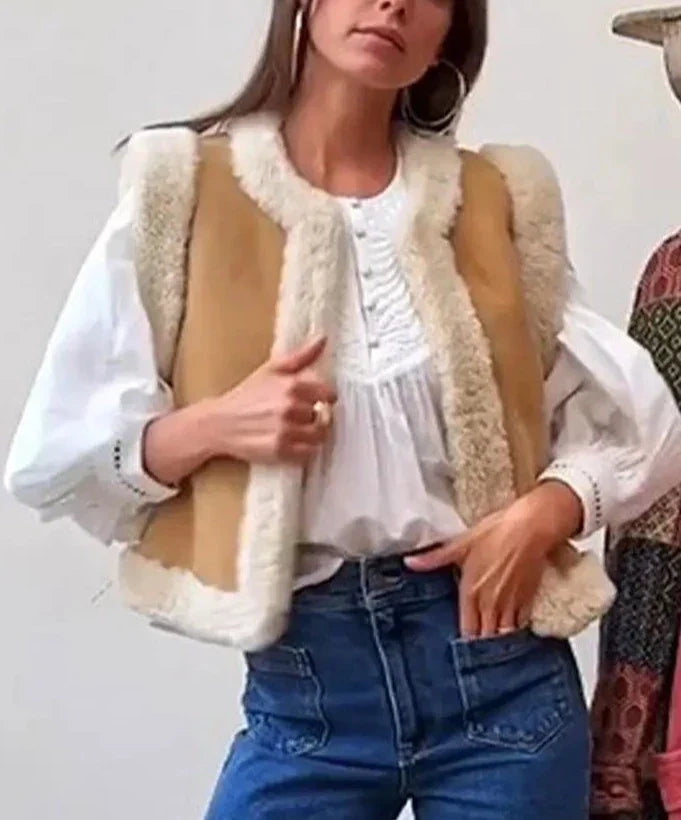 "Gilet sans manche femme, élégant et chaud, vue de face, couleur neutre, coupe moderne, style intemporel et polyvalent."