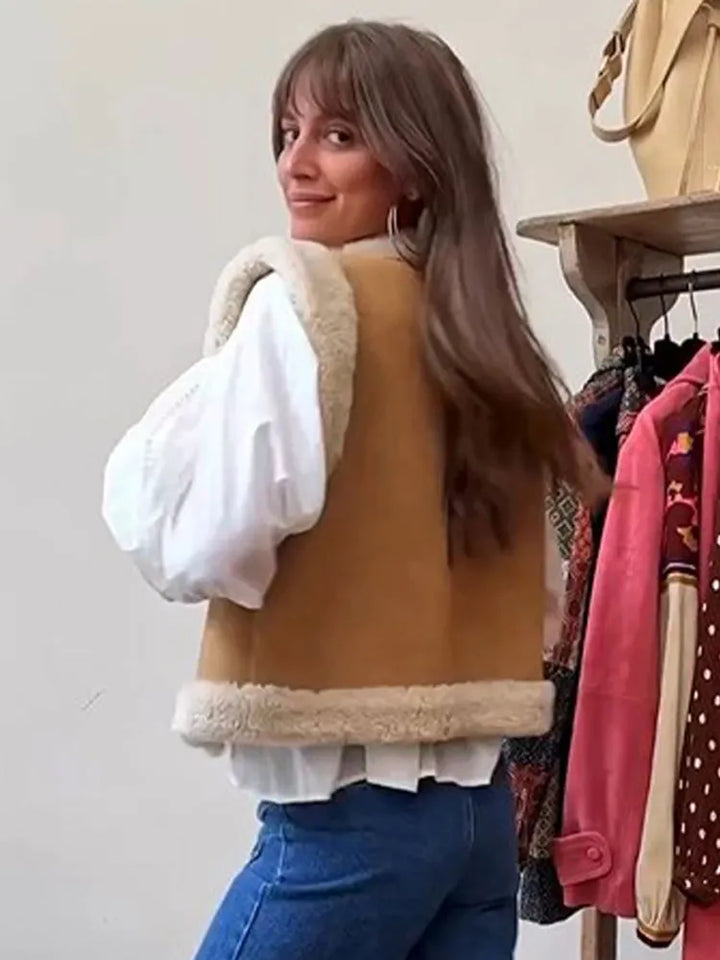 "Gilet sans manche femme, élégant et chaud, vue de face, couleur neutre, coupe moderne, style intemporel et polyvalent."