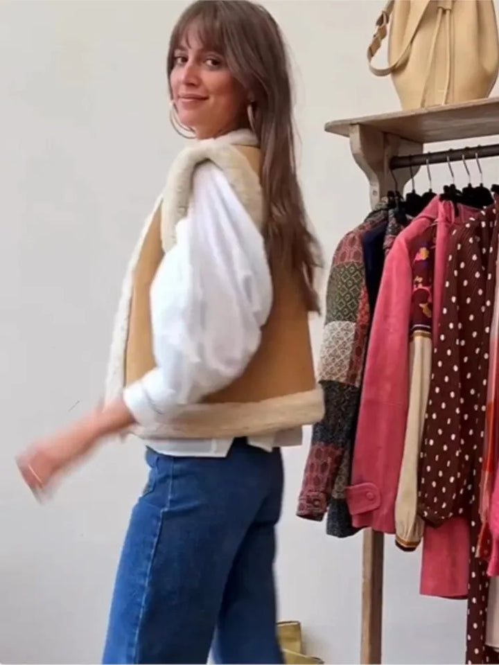 "Gilet sans manche femme, élégant et chaud, vue de face, couleur neutre, coupe moderne, style intemporel et polyvalent."