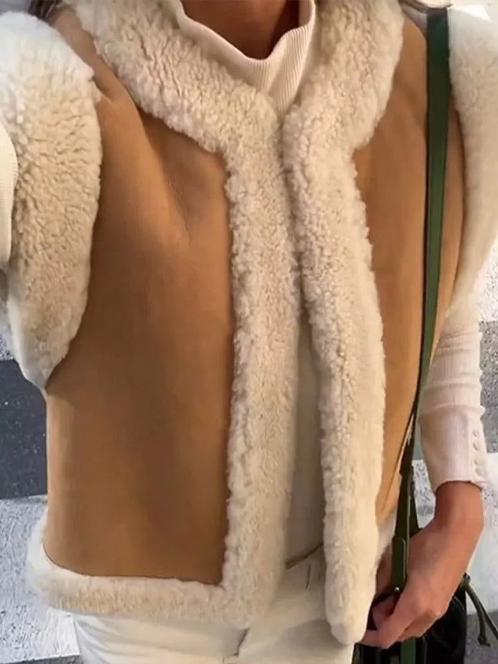 "Gilet sans manche femme, élégant et chaud, vue de face, couleur neutre, coupe moderne, style intemporel et polyvalent."