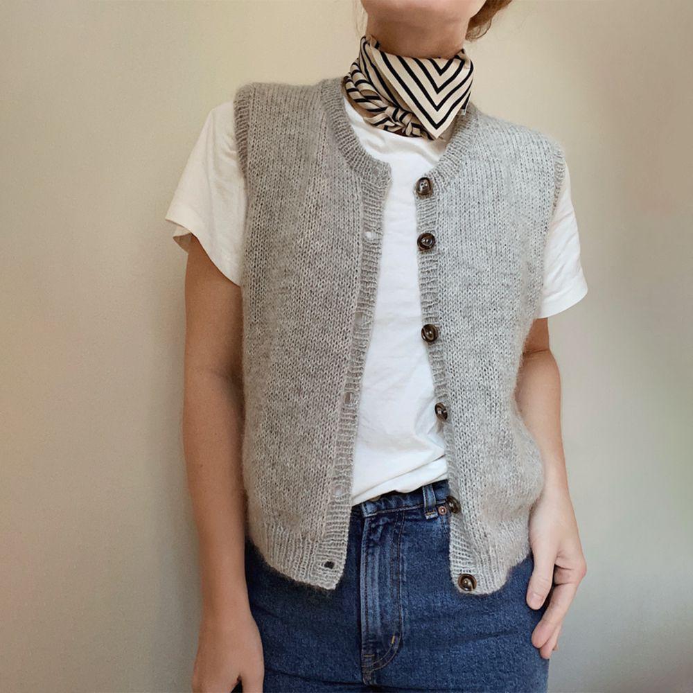 "Gilet sans manches ajusté en gris clair, élégant et polyvalent, idéal pour un style moderne et confortable."