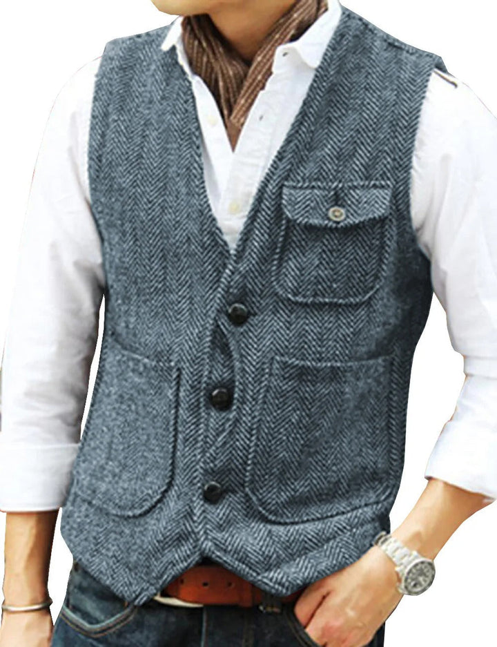 "Gilet vert armée sans manches homme en tweed, style vintage, poches élégantes, parfait pour look raffiné et intemporel."