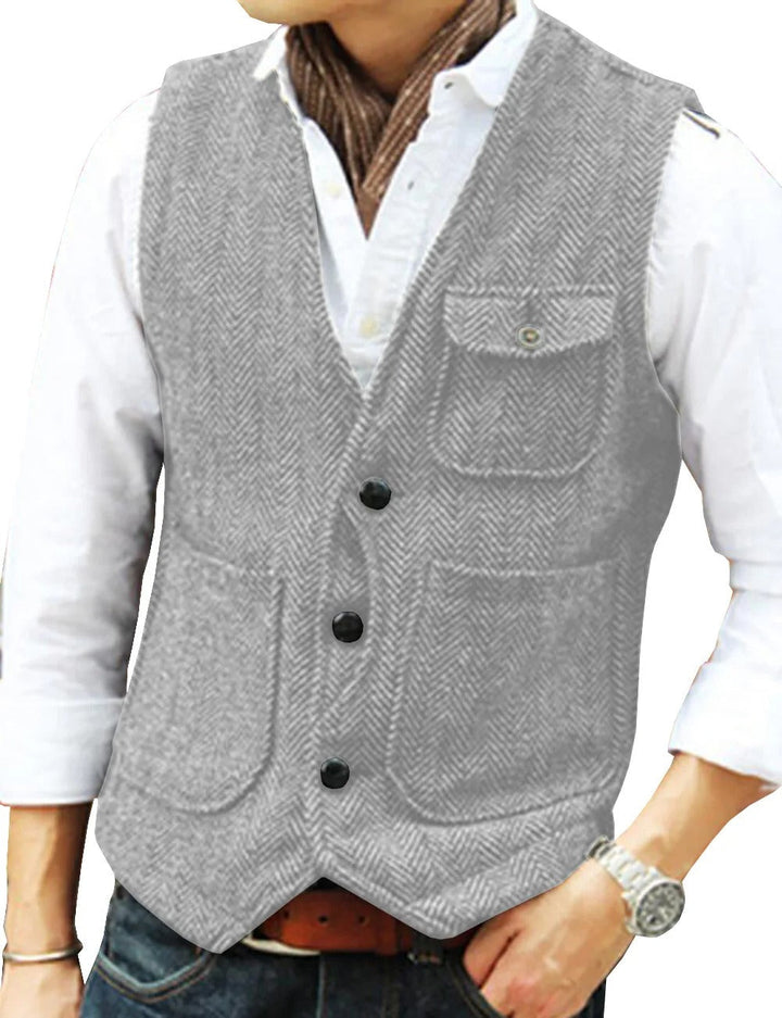 "Gilet vert armée sans manches homme en tweed, style vintage, poches élégantes, parfait pour look raffiné et intemporel."