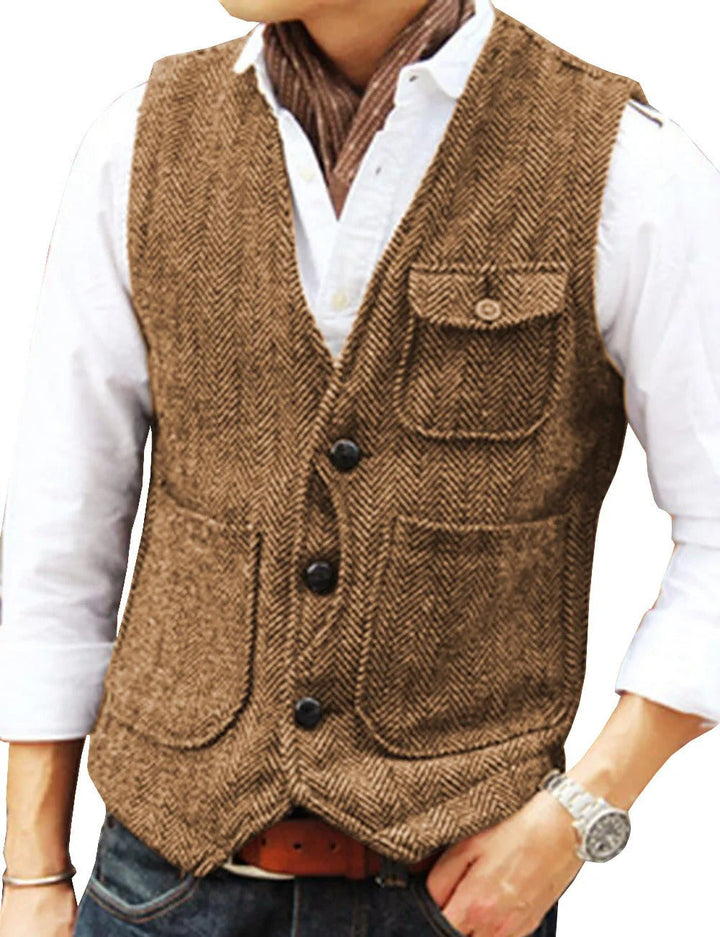 "Gilet vert armée sans manches homme en tweed, style vintage, poches élégantes, parfait pour look raffiné et intemporel."