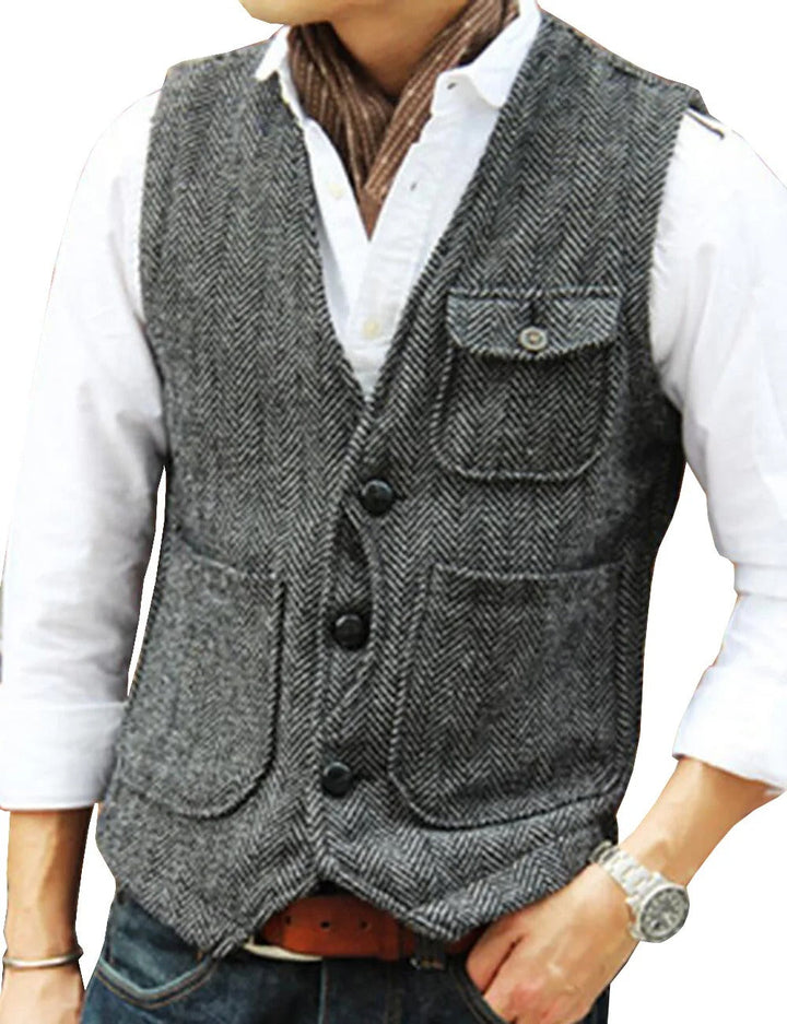 "Gilet vert armée sans manches homme en tweed, style vintage, poches élégantes, parfait pour look raffiné et intemporel."