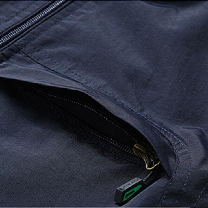 "Gilet zippé homme léger et respirant, gris, protection UV, parfait pour l'été, avec fermeture éclair pour style polyvalent."
