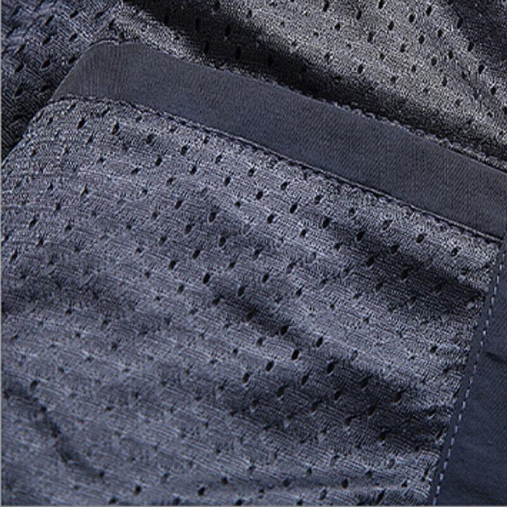 "Gilet zippé homme léger et respirant, gris, protection UV, parfait pour l'été, avec fermeture éclair pour style polyvalent."