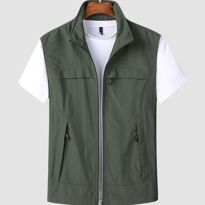 "Gilet zippé homme léger et respirant, gris, protection UV, parfait pour l'été, avec fermeture éclair pour style polyvalent."