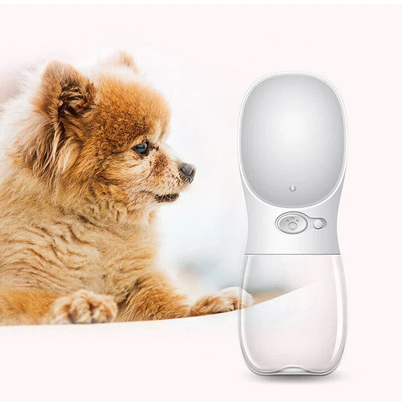"Gourde portable étanche pour chien avec bol intégré, élégante et compacte pour hydratation facile en déplacement."