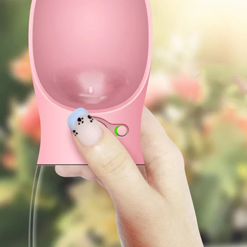 "Gourde portable étanche pour chien avec bol intégré, élégante et compacte pour hydratation facile en déplacement."
