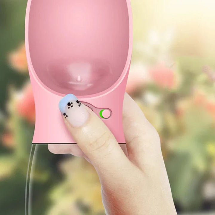 "Gourde portable étanche pour chien avec bol intégré, élégante et compacte pour hydratation facile en déplacement."