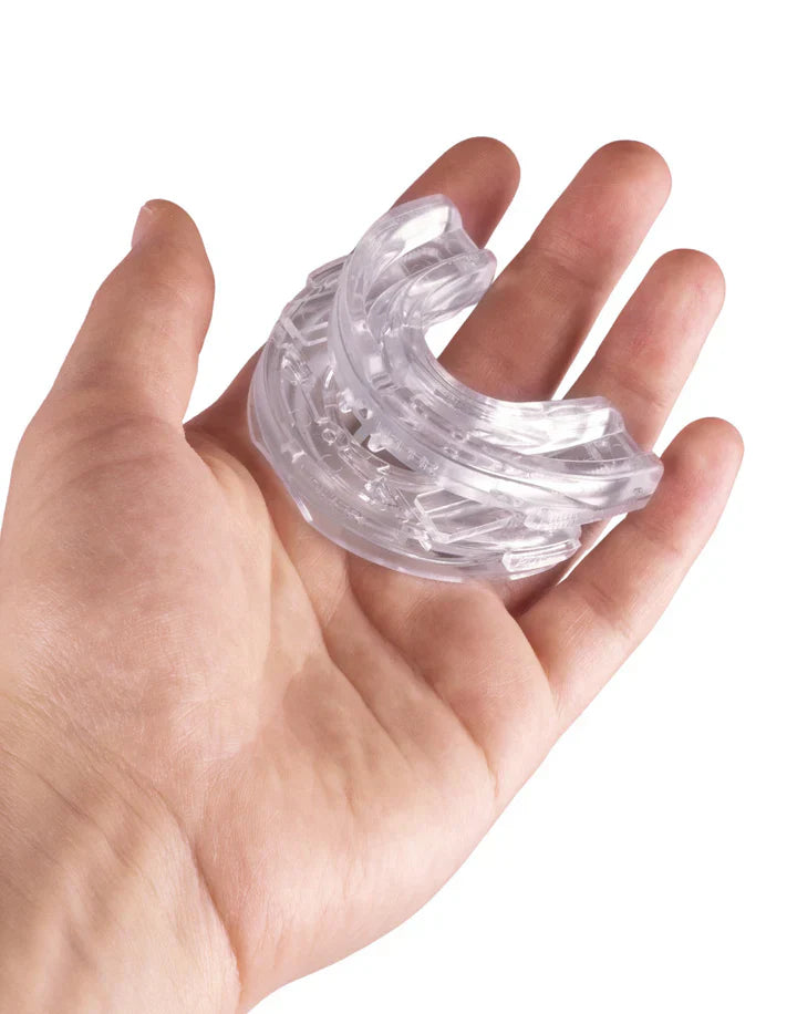 "Gouttière buccale anti-ronflement ergonomique, conçue en thermoplastique, assurant confort et réduction des ronflements."