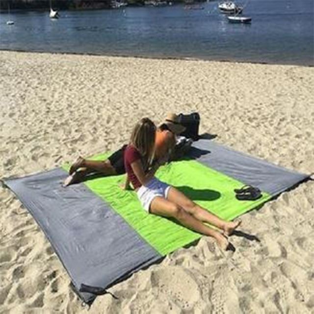 "Grande couverture de plage imperméable, 5-8 adultes, repousse sable et eau, polyester bleu, idéale pique-niques."