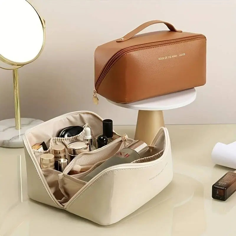 "Grande trousse de toilette blanche en cuir PU, élégante et résistante à l'eau, avec multiples compartiments pratiques."