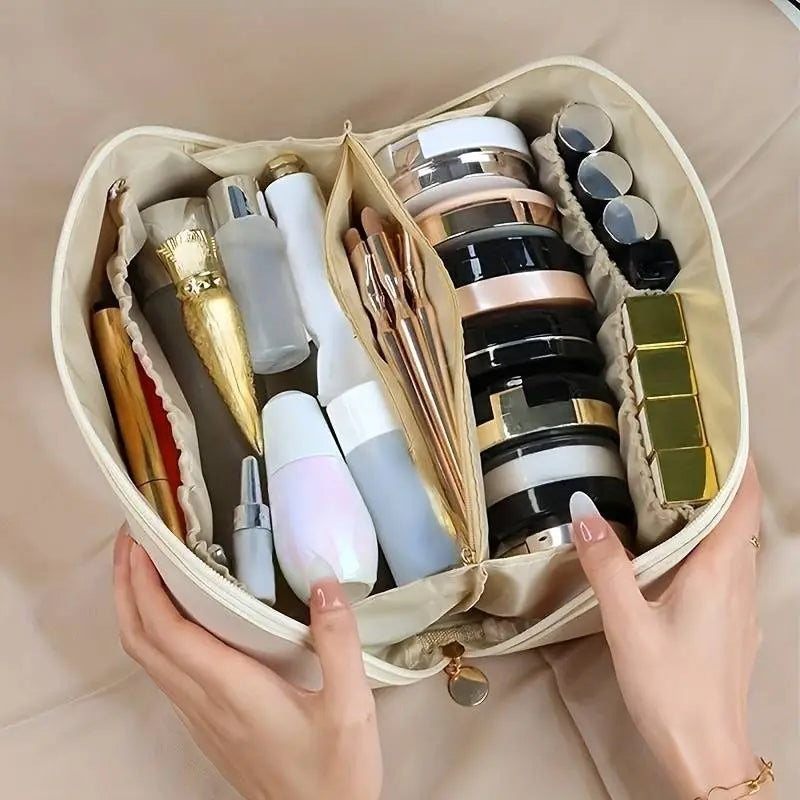 "Grande trousse de toilette blanche en cuir PU, élégante et résistante à l'eau, avec multiples compartiments pratiques."