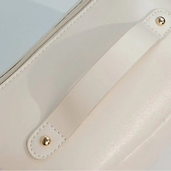 "Grande trousse de toilette blanche en cuir PU, élégante et résistante à l'eau, avec multiples compartiments pratiques."