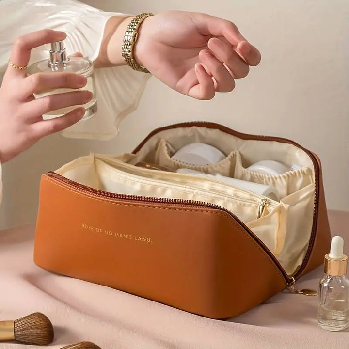 "Grande trousse de toilette blanche en cuir PU, élégante et résistante à l'eau, avec multiples compartiments pratiques."