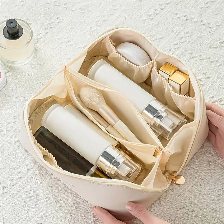 "Grande trousse de toilette blanche en cuir PU, élégante et résistante à l'eau, avec multiples compartiments pratiques."