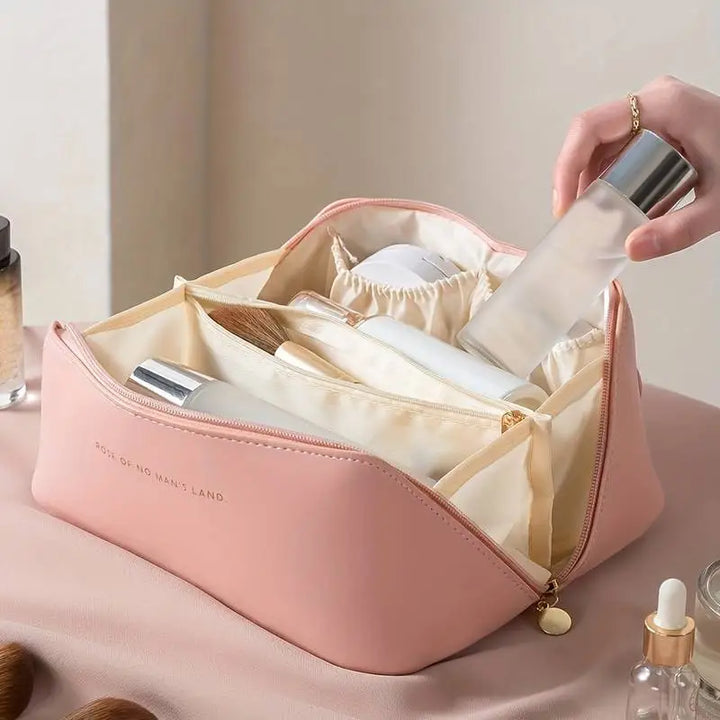 "Grande trousse de toilette blanche en cuir PU, élégante et résistante à l'eau, avec multiples compartiments pratiques."