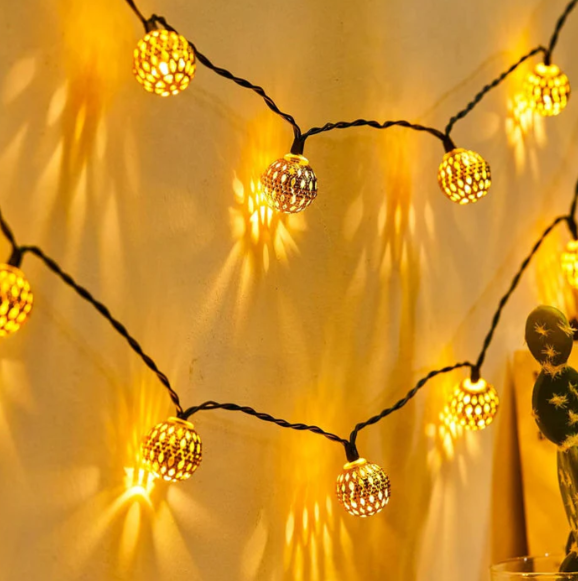 "Guirlandes solaires étanches, design oriental, illuminent le jardin avec motifs enchanteurs, éco-responsables et durables."