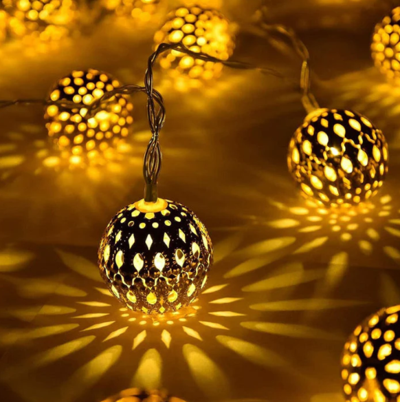 "Guirlandes solaires étanches, design oriental, illuminent le jardin avec motifs enchanteurs, éco-responsables et durables."