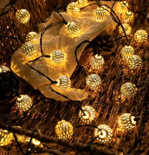 "Guirlandes solaires étanches, design oriental, illuminent le jardin avec motifs enchanteurs, éco-responsables et durables."