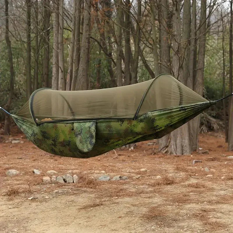 "Hamac de camping léger avec moustiquaire, tissu parachute robuste, protégé des insectes, idéal aventure et plein air."