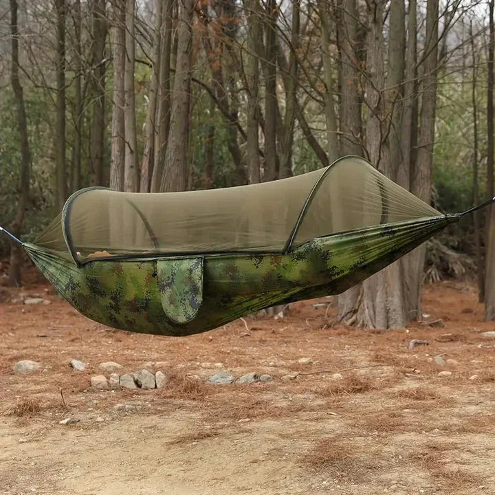 "Hamac de camping léger avec moustiquaire, tissu parachute robuste, protégé des insectes, idéal aventure et plein air."