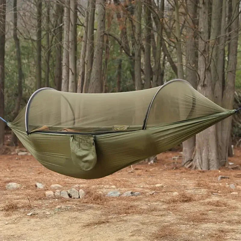 "Hamac de camping léger avec moustiquaire, tissu parachute robuste, protégé des insectes, idéal aventure et plein air."