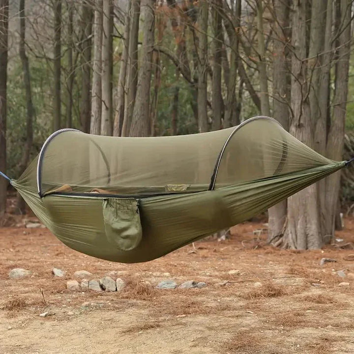 "Hamac de camping léger avec moustiquaire, tissu parachute robuste, protégé des insectes, idéal aventure et plein air."