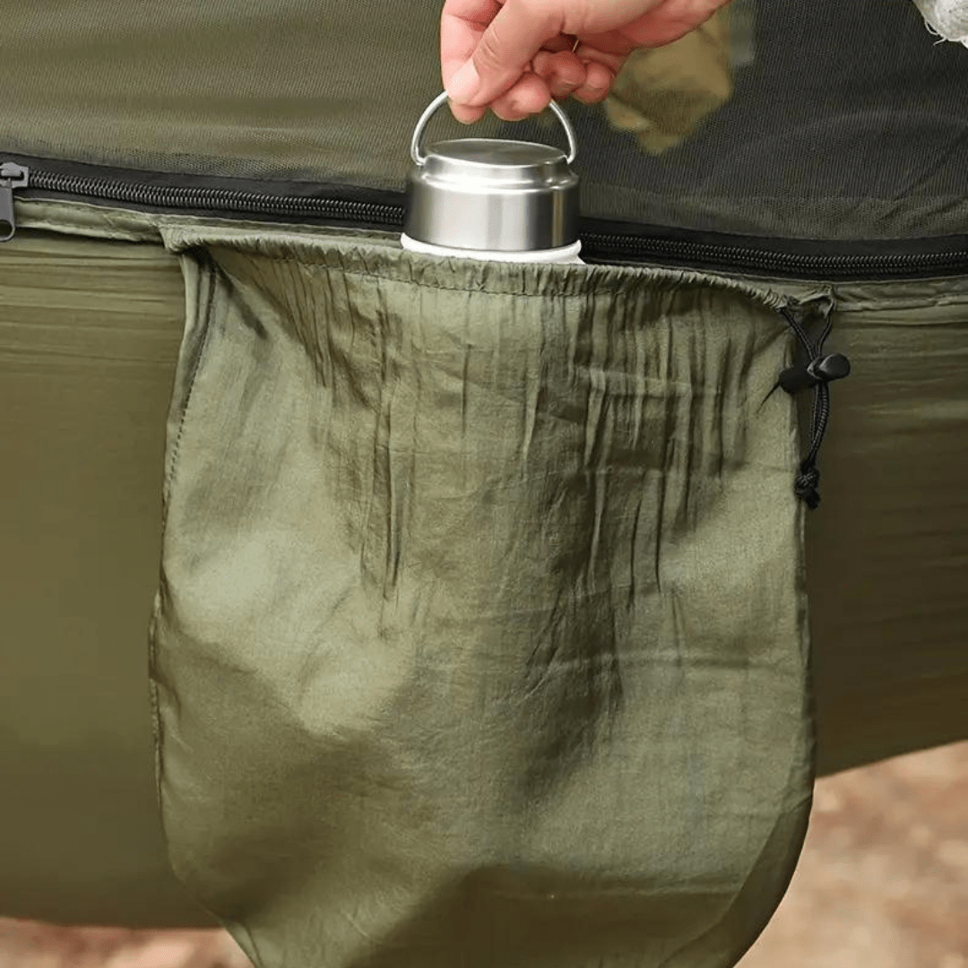 "Hamac de camping léger avec moustiquaire, tissu parachute robuste, protégé des insectes, idéal aventure et plein air."