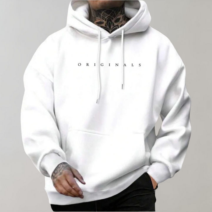 "Homme portant un pull à capuche décontracté Andreas, style urbain, capuche pratique, confort et mouvement facile."