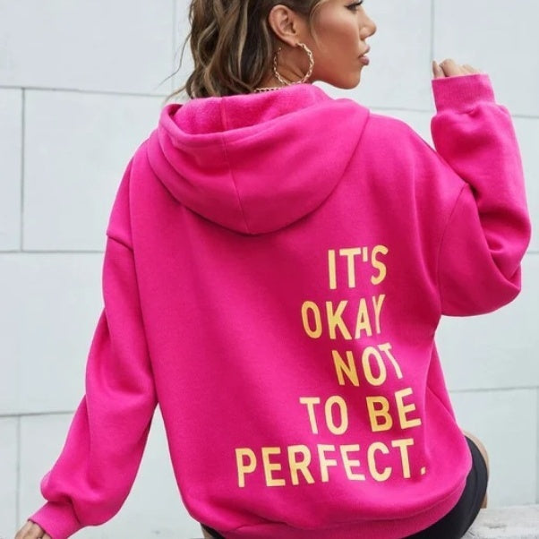 "Hoodie femme Juviane gris, unicolore avec imprimé inspirant 'It's Okay Not To Be Perfect' au dos, confort décontracté."