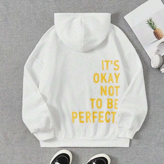 "Hoodie femme Juviane gris, unicolore avec imprimé inspirant 'It's Okay Not To Be Perfect' au dos, confort décontracté."