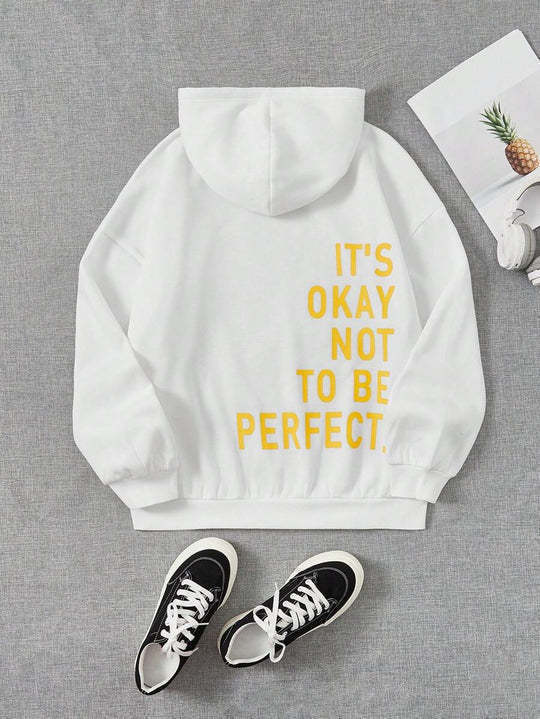 "Hoodie femme Juviane gris, unicolore avec imprimé inspirant 'It's Okay Not To Be Perfect' au dos, confort décontracté."