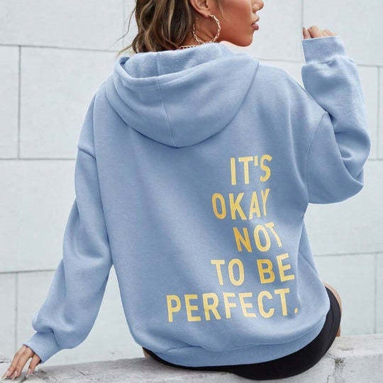 "Hoodie femme Juviane gris, unicolore avec imprimé inspirant 'It's Okay Not To Be Perfect' au dos, confort décontracté."