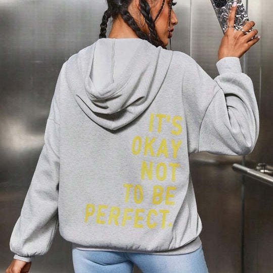 "Hoodie femme Juviane gris, unicolore avec imprimé inspirant 'It's Okay Not To Be Perfect' au dos, confort décontracté."